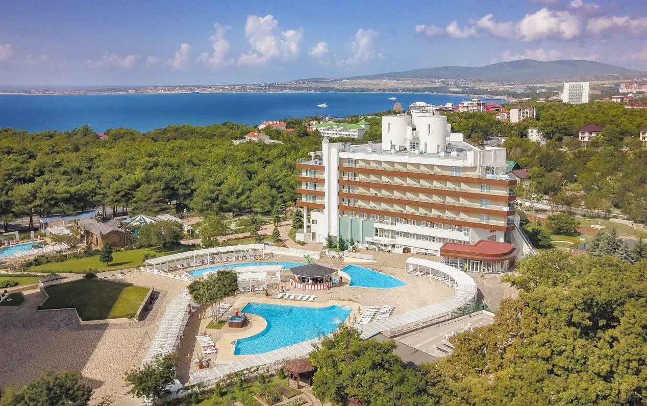 Alean Family Biarritz в Геленджике, вид на территорию и открытый бассейн