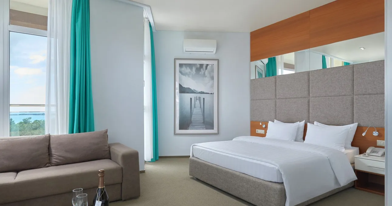 Интерьер номера Полулюкс в Alean Family Biarritz